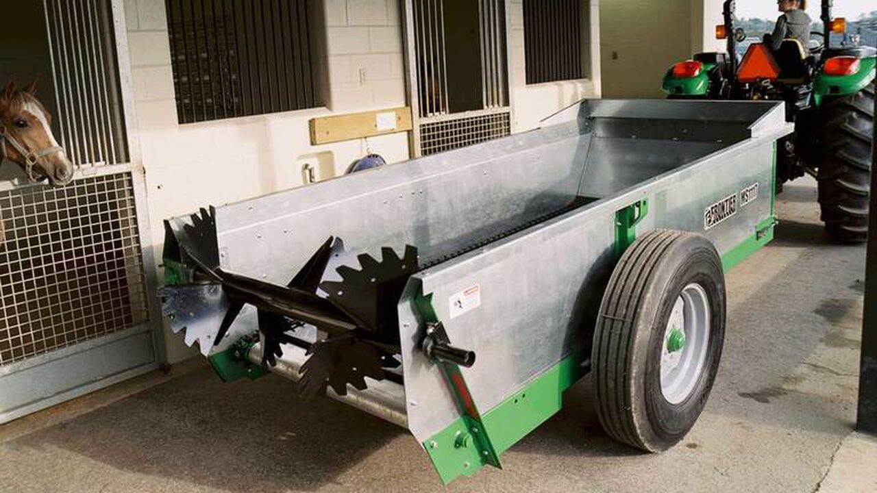 MS11 Series Chain-Unloading Manure Spreaders,  image number 0
